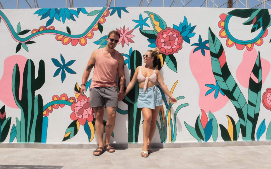Kolorowa ściana w hostelu na Teneryfie, El Medano 2021
