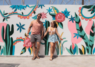 Kolorowa ściana w hostelu na Teneryfie, El Medano 2021